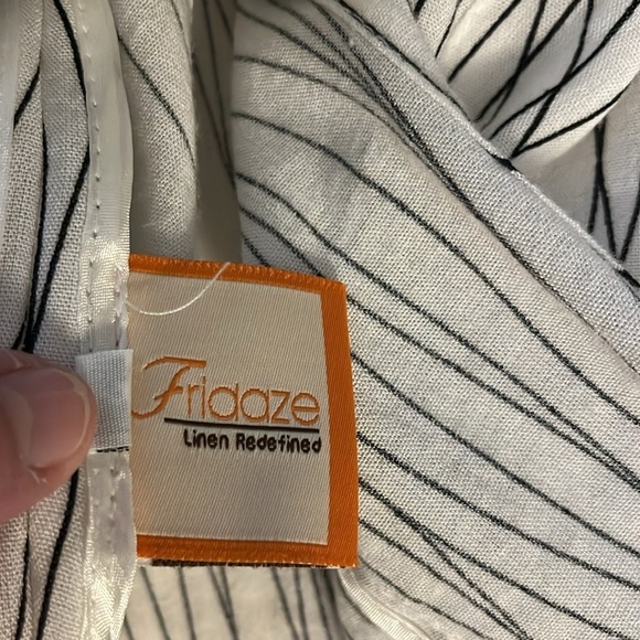 Fridaze 100% linen white with black lines top. Size Small. - Picture 8 of 9